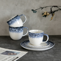 Service de table en céramique artisanale EKA, bleu et blanc moucheté, avec glaçure réactive, assiettes et bols pour la restauration et les mariages