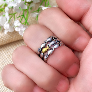 Anello Creativo a Forma di Pesce Bicolore in Oro, Design Ispirato al Nuoto, Gioiello di Moda per Donne - Product Image 3