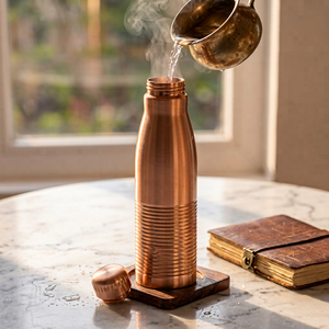 Bouteille isotherme en cuivre avec couvercle, design minimaliste, vaisselle de voyage portable - Product Image 1