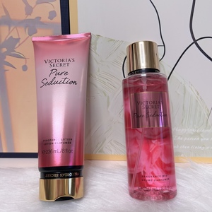 Vente en gros de parfums de marque originaux, vaporisateur Pure Seduction <span class=keywords><strong>pour</strong></span> femmes, ensemble de parfums Victoria Secret, <span class=keywords><strong>brume</strong></span> <span class=keywords><strong>pour</strong></span> le <span class=keywords><strong>corps</strong></span> et lotion <span class=keywords><strong>pour</strong></span> le <span class=keywords><strong>corps</strong></span> <span class=keywords><strong>pour</strong></span> femmes - Product Image 4