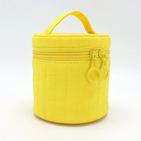 Sac cadeau matelassé en polyester grande capacité 2026 avec poignée souple et durable pour femme, fermeture éclair, design rond, étui cosmétique en gros