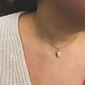 สร้อยคอจี้รูปดอกไม้เรียบง่าย ดีไซน์ย้อนยุค ประดับทอง 18K บนสแตนเลสสตีลคุณภาพสูง เหมาะสำหรับวันครบรอบ - Product Image 4