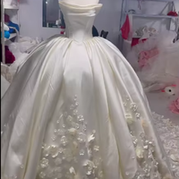 S3361L Nouvelle robe de mariée élégante de style palais fantastique en satin doux avec décoration florale 3D sans bretelles blanche