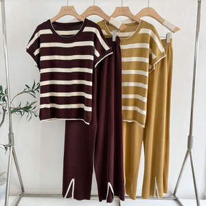 Elegante Completo Estivo da Donna: Top a Righe con Collo Tondo e Maniche Corte, Pantaloni a Vita Alta con Gamba Larga e Spacco - Product Image 4