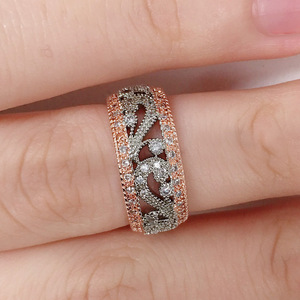 Anello Traforato Bicolore per Donne, Tono Rosa, Elegante Accessorio Quotidiano e da Festa - Product Image 4