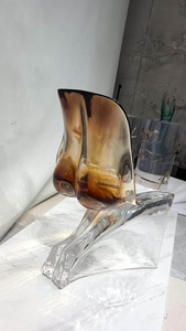 Table Ronde Créative en Résine Transparente Irrégulière Effet Cristal Ondulé avec Base en Fibre de Verre et Pétales pour Chambre d'Hôtel Modèle - Product Image 3