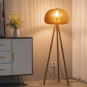 Lampadaire trépied en bois massif de style nordique avec abat-jour à lattes en forme de champignon | Luminaire créatif pour salon - Product Image 6