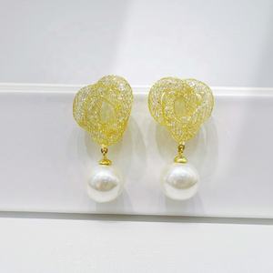 Precio de fábrica, pendientes de plata 925 con perlas coreanas, elegantes pendientes de flor sencillos para mujer, para boda, novia. - Product Image 1