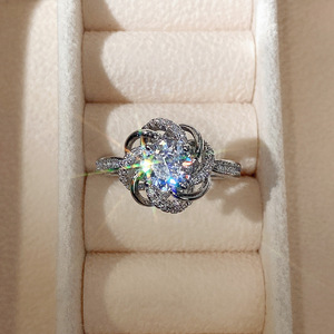 Bague de fiançailles en zircon Rosebud pour femme, bijou élégant et scintillant pour le doigt - Product Image 3