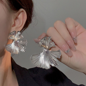 Boucles d'Oreilles Rotatives en Forme de Fleur de Ginkgo, en Plaqué Or 14K, Grandes Boucles d'Oreilles Légères, Bijoux, Cadeau - Product Image 3