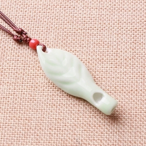 Collar con colgante musical de cerámica con forma de hoja en relieve y un solo orificio para niños - Product Image 3