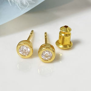 Boucles d'oreilles clous rondes minuscules en zircon plaqué or 18 carats, imperméables, simples et élégantes pour femmes - Product Image 3