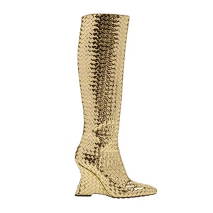 Botas Altas de Mujer con Tacones de Cuña Dorados Trenzados, Botines Largos de Moda con Punta Fina y Tacón Ancho - Product Image 4