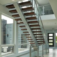 Escalier moderne personnalisé en tube carré avec surface antidérapante, garde-corps en verre pour usage résidentiel intérieur