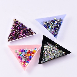 Oleeya – Lot de 10 plateaux triangulaires en plastique colorés pour la création de bijoux en strass et le nail art - Product Image 3