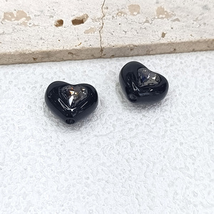 Cuentas sueltas acrílicas en forma de corazón con incrustaciones de circón de doble cara en tonos crema de moda, materiales ideales de bricolaje para accesorios de cadenas de teléfono - Product Image 3