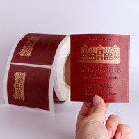 Étiquette de boisson en vinyle rouge imperméable autocollante avec logo en feuille d'or personnalisé par le fabricant