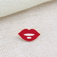 Broche de lápiz labial con labios rojos para mujer, chaqueta esmaltada de Metal de dibujos animados, Pin de solapa para camisa
