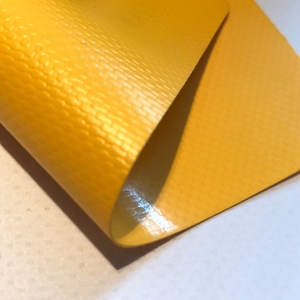 Lona de PVC Impermeable de Vinilo Industrial de Larga Duración de 650 g/m² <span class=keywords><strong>para</strong></span> Cortina Lateral de Camión - Product Image 4