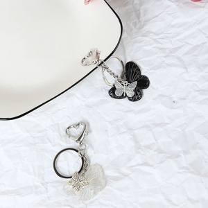 Llaveros de Resina de Mariposa al por Mayor, Colgantes Negros y Blancos para Parejas, Accesorio para Bolsos, Estuches de Auriculares, Llavero de Goma para un Estilo Moderno - Product Image 4