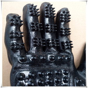 Gants de bain pour animaux de compagnie Gratitude, noirs, à cinq doigts, pour le toilettage des chats et des chiens, avec picots de massage - Product Image 4