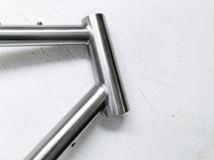 Telaio per Bicicletta Gravel in Titanio Personalizzato 650B*61c con Passaggio Cavi Esterno - Product Image 2