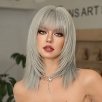 Peluca de Cabello Sintético Liso Gris Plateado de 18 Pulgadas con Flequillo Recto, Resistente al Calor, Aspecto Natural Mate