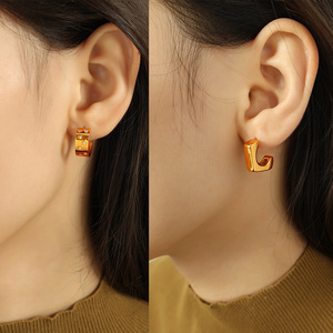 Pendientes Geométricos Tipo Huggie, Chapados en Oro, Aleación de Zinc, Forma de C Pequeña, Joyería de Moda - Product Image 4