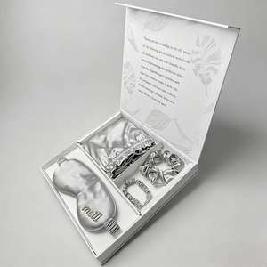 Coffret Cadeau Masque de Sommeil Élastique Ultra Doux en Soie de Mûrier 6A de Luxe, Comprend Masque pour <span class=keywords><strong>les</strong></span> <span class=keywords><strong>Yeux</strong></span>, Chouchou pour Cheveux, <span class=keywords><strong>Bandeau</strong></span>, Idéal pour <span class=keywords><strong>les</strong></span> Voyages et la Nuit - Product Image 4