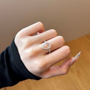 Anillo de Compromiso de Plata de Ley con Diseño de Dylam Charm, Bañado en Rodio y Oro de 14K, con Circonita Cúbica 5A en Forma de Lágrima - Product Image 5