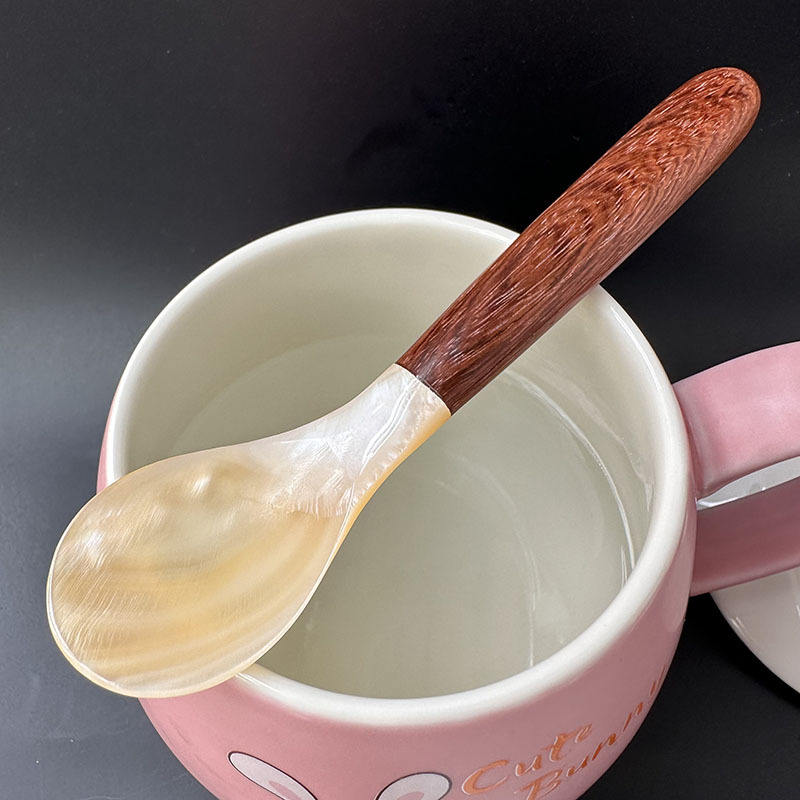 ช้อนสีน้ำตาล