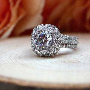 Anello di fidanzamento da donna F1560 in oro bianco con diamante naturale taglio cuscino e diamanti laterali colore D - Product Image 1