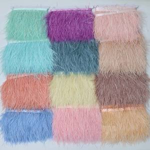 Plumas de <span class=keywords><strong>Avestruz</strong></span> Artificiales al por Mayor en Azul Rey, Blanco Marfil, Verde, Morado, Fucsia, con Patrones Teñidos para Decoración y Adornos - Product Image 2