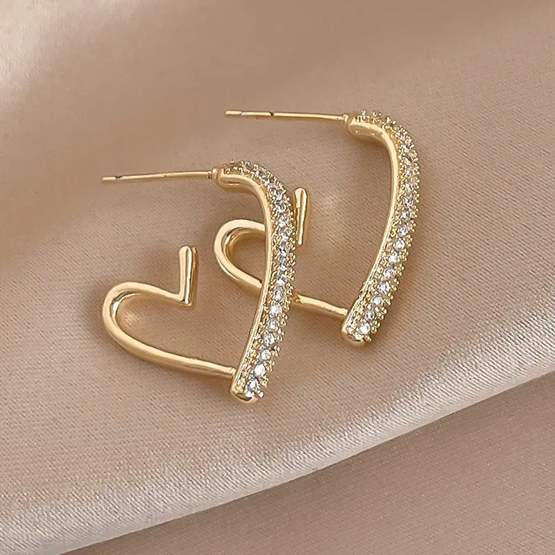 Nuevo diseño de pendientes de corazón Bling C Cubic Stud Pendientes delicados chapados en oro para mujer