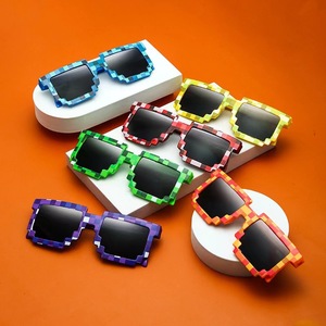 <span class=keywords><strong>Gafas</strong></span> <span class=keywords><strong>de</strong></span> Sol con Diseño <span class=keywords><strong>de</strong></span> Bloques <span class=keywords><strong>de</strong></span> Construcción Pixelados, <span class=keywords><strong>Gafas</strong></span> <span class=keywords><strong>de</strong></span> Fiesta Coloridas con Mosaico Inspiradas en el Anime para Adultos, <span class=keywords><strong>Gafas</strong></span> <span class=keywords><strong>de</strong></span> Sol Novedosas - Product Image 1