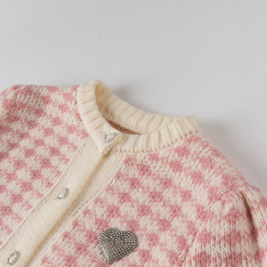Cardigan en tricot à carreaux rose et blanc pour femme avec broche en forme de cœur, manches longues, col rond, style vintage, anti-boulochage - Product Image 3