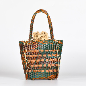 Bolso Tote de Cuero Genuino para Mujer con Nudos, Cierre Abierto, Forro de Algodón y Diseño Calado - Product Image 2