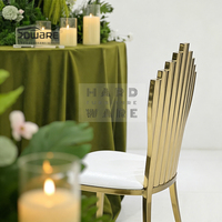 Chaises de luxe en acier inoxydable avec dossier ventilé à rayures verticales dorées et revêtement en PU blanc pour extérieur, salon, événements, banquets et mariages