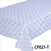 Nouvelle nappe en PVC champagne avec un motif gaufré assorti et un dos en fil à motifs géométriques.
