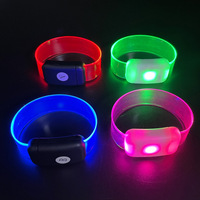 Bracelets lumineux LED magnétiques télécommandés 15 couleurs, portée 800m, écologiques, pour concerts, fêtes et événements annuels