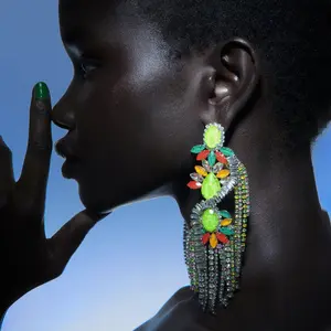 Anting-anting rumbai berlian imitasi wanita, anting-anting gantung geometris kristal Bling hijau neon berlebihan