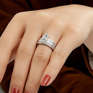 Set di anelli di fidanzamento con diamanti taglio pera Q652 per donna, montatura a griffe classica, set di gioielli raffinati - Product Image 4