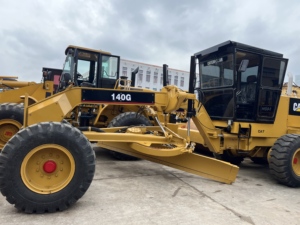 รถเกรดเดอร์ CAT 140G มือสองคุณภาพสูง สีเดิมจากโรงงาน ไม่ได้รับการปรับปรุงใหญ่ ขับเคลื่อน 6 ล้อ พร้อมระบบบังคับเลี้ยวที่ยืดหยุ่น - Product Image 1