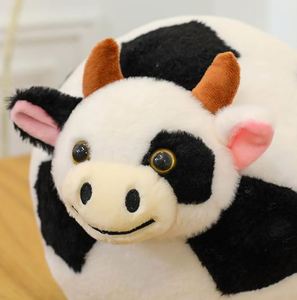 Peluche de Vaca Bordado Personalizable, Suave, Duradero y Adorable, con Diseño de Animal de Fútbol de Dibujos Animados, Ideal para el Zoológico - Product Image 1