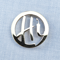 Badges en acier inoxydable de luxe plaqués or 24 carats personnalisés avec des strass, gravures, motifs gravés, impression UV, marque JINFUJIA