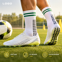 Chaussettes de football renforcées antidérapantes à double grip blanc, rayures vertes sur les poignets, ajustement sûr, profil fin, avec base de crampons, tableau des tailles