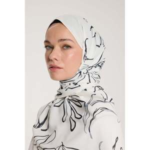 Écharpe en soie satinée Pure Tone avec motif de feuilles personnalisé ivoire-noir, design de logo personnalisé pour les saisons printemps-été - Product Image 2