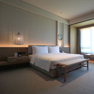 Ensemble de meubles de chambre à coucher modernes et durables, personnalisés pour hôtel, Airbnb, appartement en location, cadre de lit en bois avec tête de lit et tables de chevet - Product Image 2
