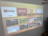 Projecteur LCD intelligent Type C à courte focale 1:1, 2 Go de RAM, Android 14, WiFi 6, prise en charge de la diffusion d'écran pour les appareils Apple et Android