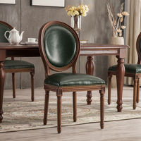Chaise de salle à manger de style français à dossier rond avec revêtement en cuir PU et structure en bois massif, design antique pour appartement et villa